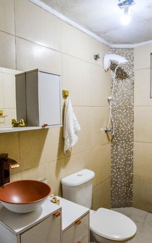 Casa à venda com 64m², 3 quartos e 1 vaga Casa à venda com 64m², 3 quartos e 1 vagaBanheiro