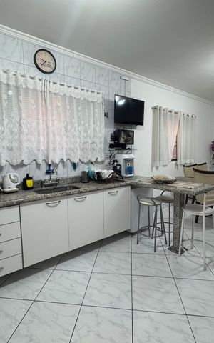 Casa à venda com 200m², 3 quartos e 4 vagas Casa à venda com 200m², 3 quartos e 4 vagasCozinha