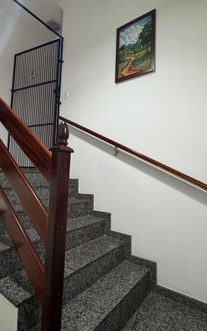 Casa à venda com 200m², 3 quartos e 4 vagas Casa à venda com 200m², 3 quartos e 4 vagasEscada