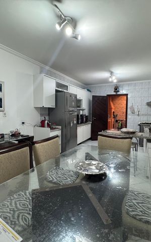 Casa à venda com 200m², 3 quartos e 4 vagas Casa à venda com 200m², 3 quartos e 4 vagasCozinha