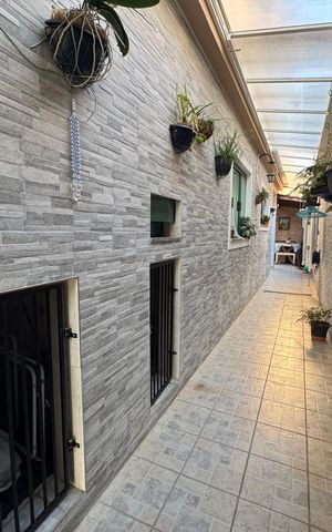 Casa à venda com 200m², 3 quartos e 4 vagas Casa à venda com 200m², 3 quartos e 4 vagasCorredor