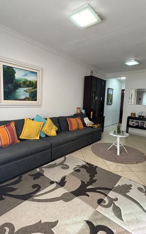 Casa à venda com 200m², 3 quartos e 4 vagas Casa à venda com 200m², 3 quartos e 4 vagasSala