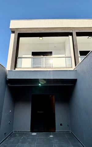 Casa à venda com 134m², 3 quartos e 2 vagas Casa à venda com 134m², 3 quartos e 2 vagasFachada
