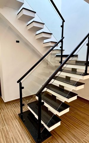 Casa à venda com 134m², 3 quartos e 2 vagas Casa à venda com 134m², 3 quartos e 2 vagasEscada