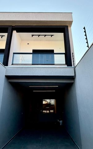 Casa à venda com 134m², 3 quartos e 2 vagas Casa à venda com 134m², 3 quartos e 2 vagasFachada