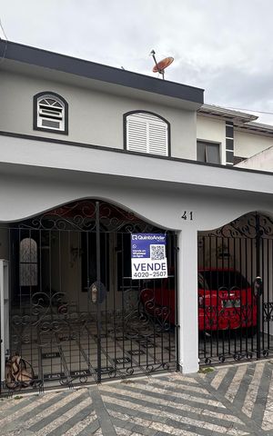 Casa à venda com 185m², 2 quartos e 2 vagas Casa à venda com 185m², 2 quartos e 2 vagasFachada