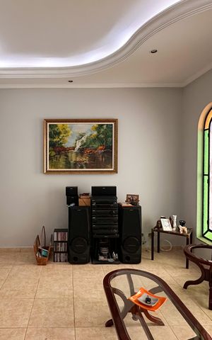 Casa à venda com 185m², 2 quartos e 2 vagas Casa à venda com 185m², 2 quartos e 2 vagasSala