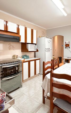 Casa à venda com 185m², 2 quartos e 2 vagas Casa à venda com 185m², 2 quartos e 2 vagasCozinha