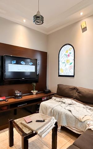 Casa à venda com 185m², 2 quartos e 2 vagas Casa à venda com 185m², 2 quartos e 2 vagasSala de Estar
