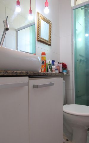 Apartamento à venda com 78m², 2 quartos e 1 vagaBanheiro da suíte 2 canadense com a sala