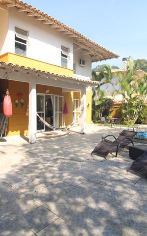Casa de condomínio à venda com 640m², 4 quartos e 2 vagasFachada