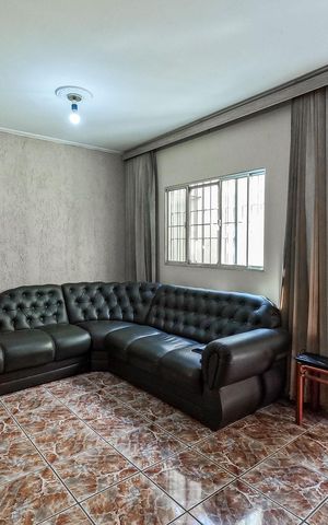 Casa à venda com 140m², 4 quartos e 2 vagas Casa à venda com 140m², 4 quartos e 2 vagasSala