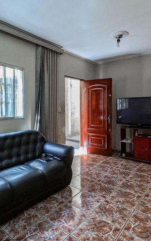 Casa à venda com 140m², 4 quartos e 2 vagas Casa à venda com 140m², 4 quartos e 2 vagasSala