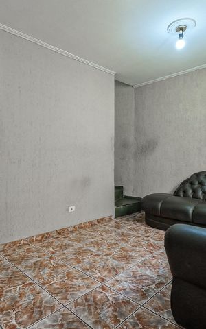 Casa à venda com 140m², 4 quartos e 2 vagas Casa à venda com 140m², 4 quartos e 2 vagasSala