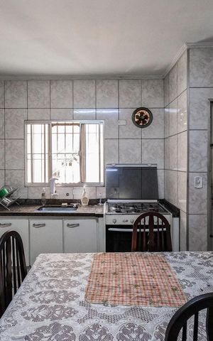 Casa à venda com 140m², 4 quartos e 2 vagas Casa à venda com 140m², 4 quartos e 2 vagasCozinha