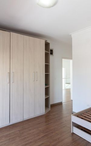 Casa à venda com 250m², 3 quartos e 4 vagas Casa à venda com 250m², 3 quartos e 4 vagasQuarto 2 - Suíte