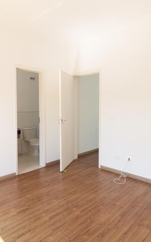 Casa à venda com 250m², 3 quartos e 4 vagas Casa à venda com 250m², 3 quartos e 4 vagasQuarto 1 - Suíte