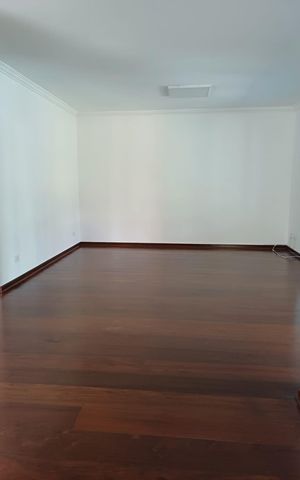 Casa à venda com 270m², 3 quartos e 3 vagas Casa à venda com 270m², 3 quartos e 3 vagasSala