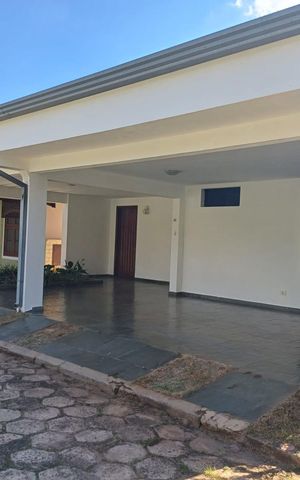 Casa à venda com 270m², 3 quartos e 3 vagas Casa à venda com 270m², 3 quartos e 3 vagasFachada