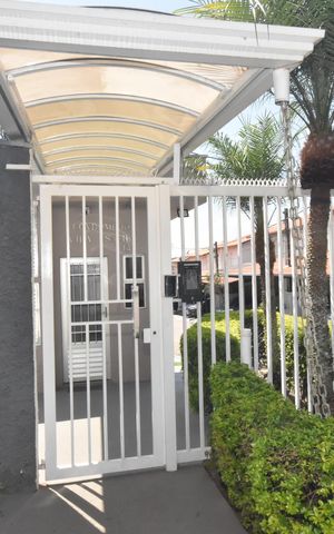 Casa de condomínio à venda com 131m², 3 quartos e 2 vagas Casa de condomínio à venda com 131m², 3 quartos e 2 vagasFachada