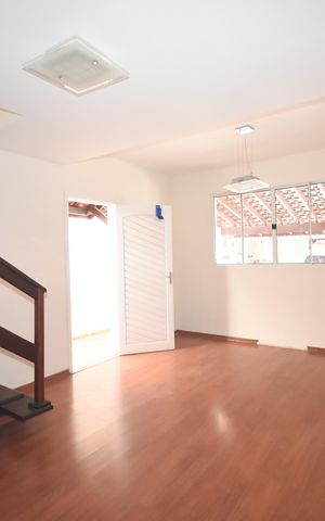 Casa de condomínio à venda com 131m², 3 quartos e 2 vagas Casa de condomínio à venda com 131m², 3 quartos e 2 vagasSala