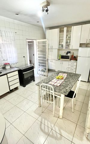 Casa à venda com 240m², 4 quartos e 10 vagas Casa à venda com 240m², 4 quartos e 10 vagasCozinha