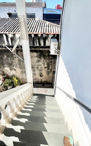 Casa à venda com 240m², 4 quartos e 10 vagas Casa à venda com 240m², 4 quartos e 10 vagasEscada Casa B