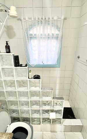 Casa à venda com 240m², 4 quartos e 10 vagas Casa à venda com 240m², 4 quartos e 10 vagasBanheiro