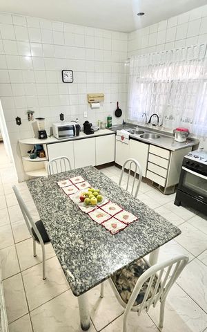Casa à venda com 240m², 4 quartos e 10 vagas Casa à venda com 240m², 4 quartos e 10 vagasCozinha