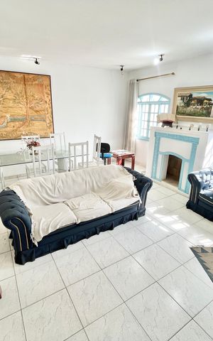 Casa à venda com 240m², 4 quartos e 10 vagas Casa à venda com 240m², 4 quartos e 10 vagasSala