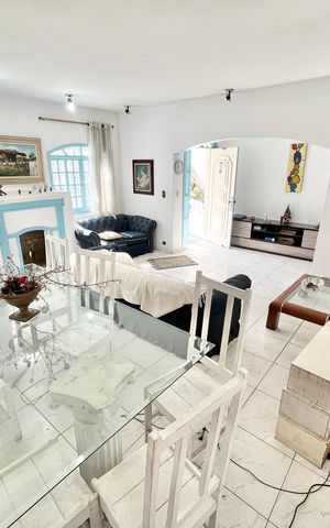 Casa à venda com 240m², 4 quartos e 10 vagas Casa à venda com 240m², 4 quartos e 10 vagasSala