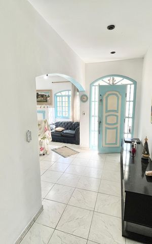 Casa à venda com 240m², 4 quartos e 10 vagas Casa à venda com 240m², 4 quartos e 10 vagasSala