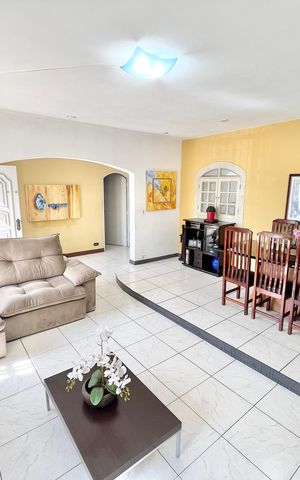 Casa à venda com 120m², 2 quartos e 3 vagas Casa à venda com 120m², 2 quartos e 3 vagasSala