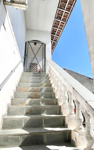 Casa à venda com 120m², 2 quartos e 3 vagas Casa à venda com 120m², 2 quartos e 3 vagasEscada