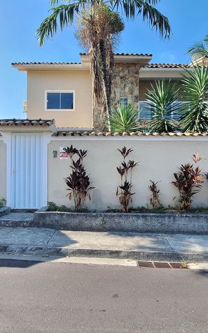 Casa à venda com 400m², 4 quartos e 2 vagas Casa à venda com 400m², 4 quartos e 2 vagasFachada