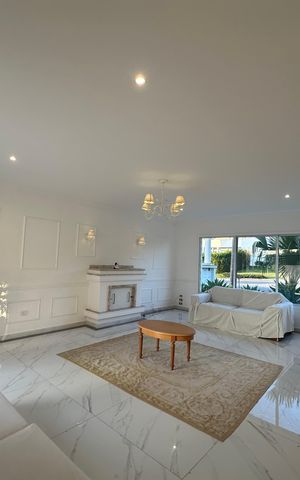 Casa de condomínio para alugar com 450m², 4 quartos e 4 vagas Casa de condomínio para alugar com 450m², 4 quartos e 4 vagasSala