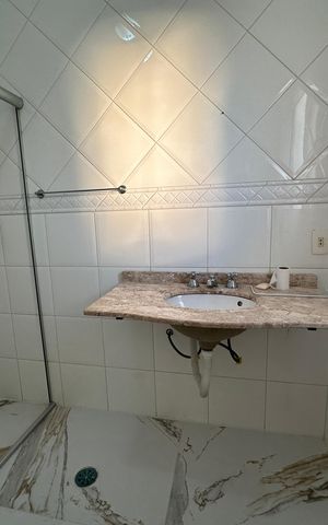 Casa de condomínio para alugar com 450m², 4 quartos e 4 vagas Casa de condomínio para alugar com 450m², 4 quartos e 4 vagasBanheiro da Suíte 2
