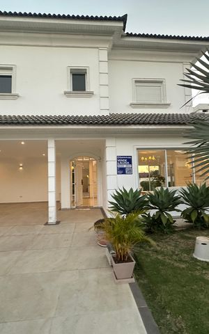 Casa de condomínio para alugar com 450m², 4 quartos e 4 vagas Casa de condomínio para alugar com 450m², 4 quartos e 4 vagasFachada