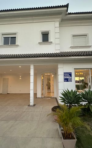 Casa de condomínio para alugar com 450m², 4 quartos e 4 vagas Casa de condomínio para alugar com 450m², 4 quartos e 4 vagasFachada