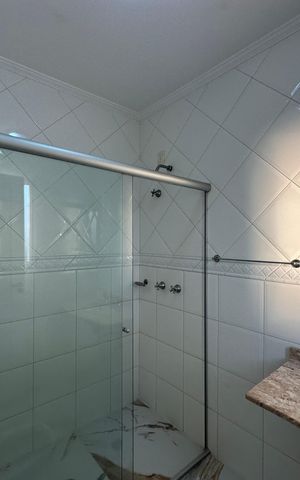 Casa de condomínio para alugar com 450m², 4 quartos e 4 vagas Casa de condomínio para alugar com 450m², 4 quartos e 4 vagasBanheiro da Suíte 2