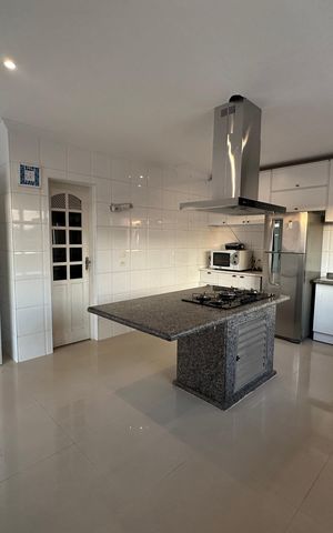 Casa de condomínio para alugar com 450m², 4 quartos e 4 vagas Casa de condomínio para alugar com 450m², 4 quartos e 4 vagasCozinha