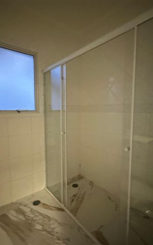 Casa de condomínio para alugar com 450m², 4 quartos e 4 vagas Casa de condomínio para alugar com 450m², 4 quartos e 4 vagasBanheiro da Suíte 4
