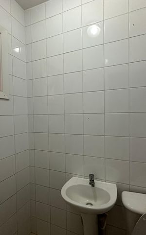 Casa de condomínio para alugar com 450m², 4 quartos e 4 vagas Casa de condomínio para alugar com 450m², 4 quartos e 4 vagasBanheiro de serviço