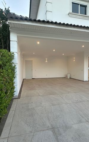 Casa de condomínio para alugar com 450m², 4 quartos e 4 vagas Casa de condomínio para alugar com 450m², 4 quartos e 4 vagasGaragem