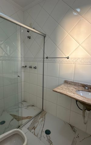 Casa de condomínio para alugar com 450m², 4 quartos e 4 vagas Casa de condomínio para alugar com 450m², 4 quartos e 4 vagasBanheiro da Suíte 2