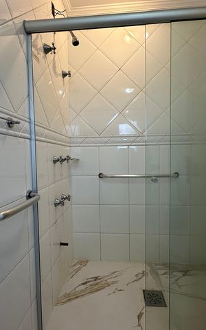 Casa de condomínio para alugar com 450m², 4 quartos e 4 vagas Casa de condomínio para alugar com 450m², 4 quartos e 4 vagasBanheiro da Suíte 3