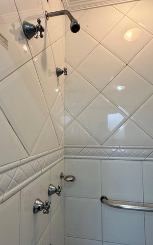 Casa de condomínio para alugar com 450m², 4 quartos e 4 vagas Casa de condomínio para alugar com 450m², 4 quartos e 4 vagasBanheiro da Suíte 3