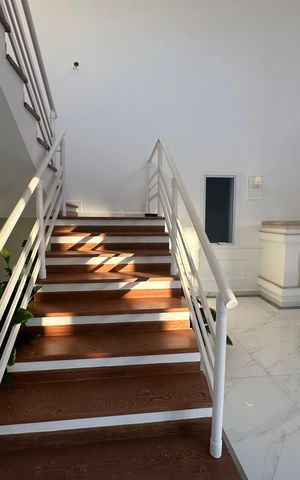 Casa de condomínio para alugar com 450m², 4 quartos e 4 vagas Casa de condomínio para alugar com 450m², 4 quartos e 4 vagasEscada
