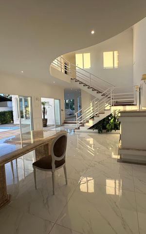 Casa de condomínio para alugar com 450m², 4 quartos e 4 vagas Casa de condomínio para alugar com 450m², 4 quartos e 4 vagasSala de Jantar