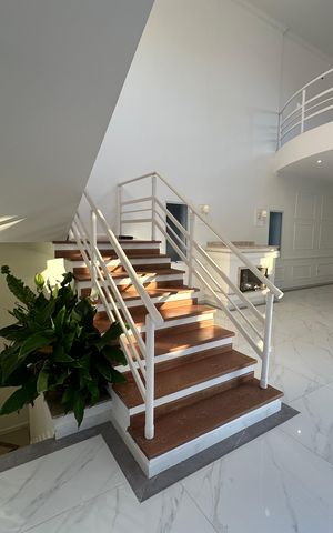 Casa de condomínio para alugar com 450m², 4 quartos e 4 vagas Casa de condomínio para alugar com 450m², 4 quartos e 4 vagasEscada